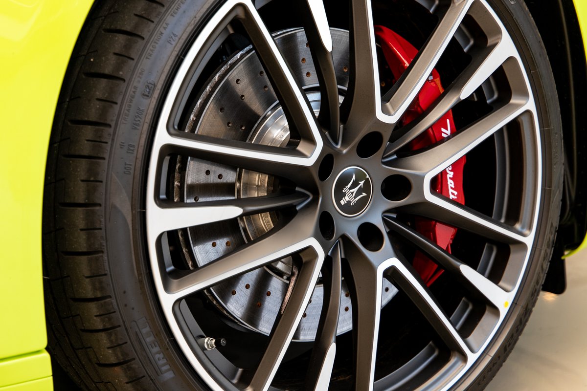 Xe Ý Maserati Ghibli Trofeo V8 Mạnh Nhất Phân Khúc 4 Chỗ vàng chanh,