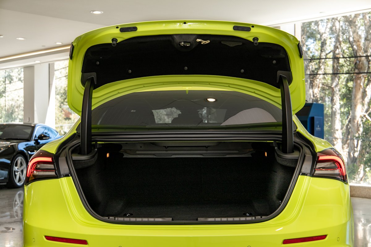 Xe Ý Maserati Ghibli Trofeo V8 Mạnh Nhất Phân Khúc 4 Chỗ vàng chanh,