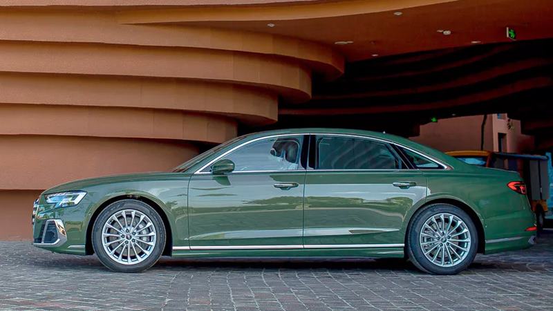 ngoại thất xe audi a8l 2023 màu xanh nhìn bên hông ngoại thất xe audi a8l 2023 bên hông