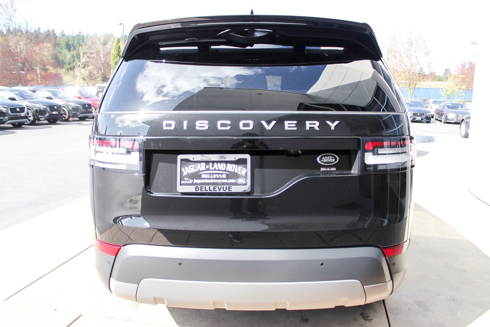 Giá Xe Land Rover Discovery 7 Chỗ Động Cơ 2.0L 300 Mã Lực Bao Nhiêu Tiền Khi Nhập Về Việt Nam, Xe Discovery có mấy phiên bản, Bản SE, HSE, và Luxury khác nhau thế nào, Xe Range Rover 7 Chỗ Chạy êm và bền không, Đ�