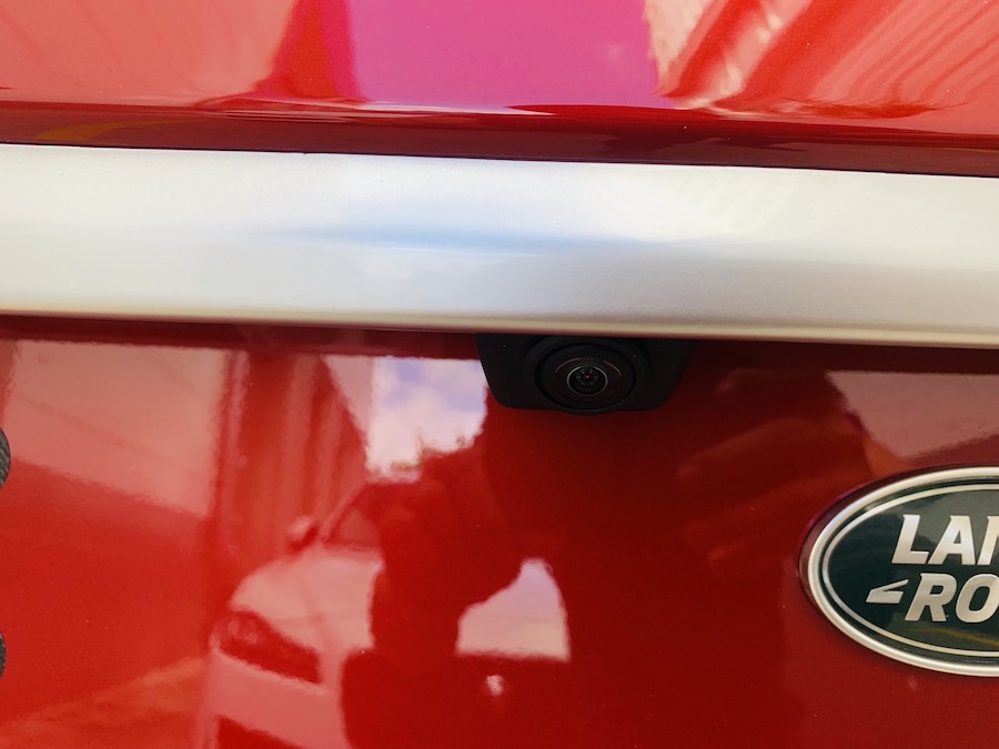 camera sau Mẫu xe Land Rover Discovery Sport Phiên Bản HSE Luxury Màu Đỏ.