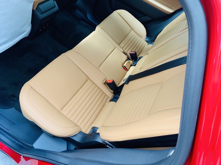 hàng ghế sau Mẫu xe Land Rover Discovery Sport Phiên Bản HSE Luxury Màu Đỏ.