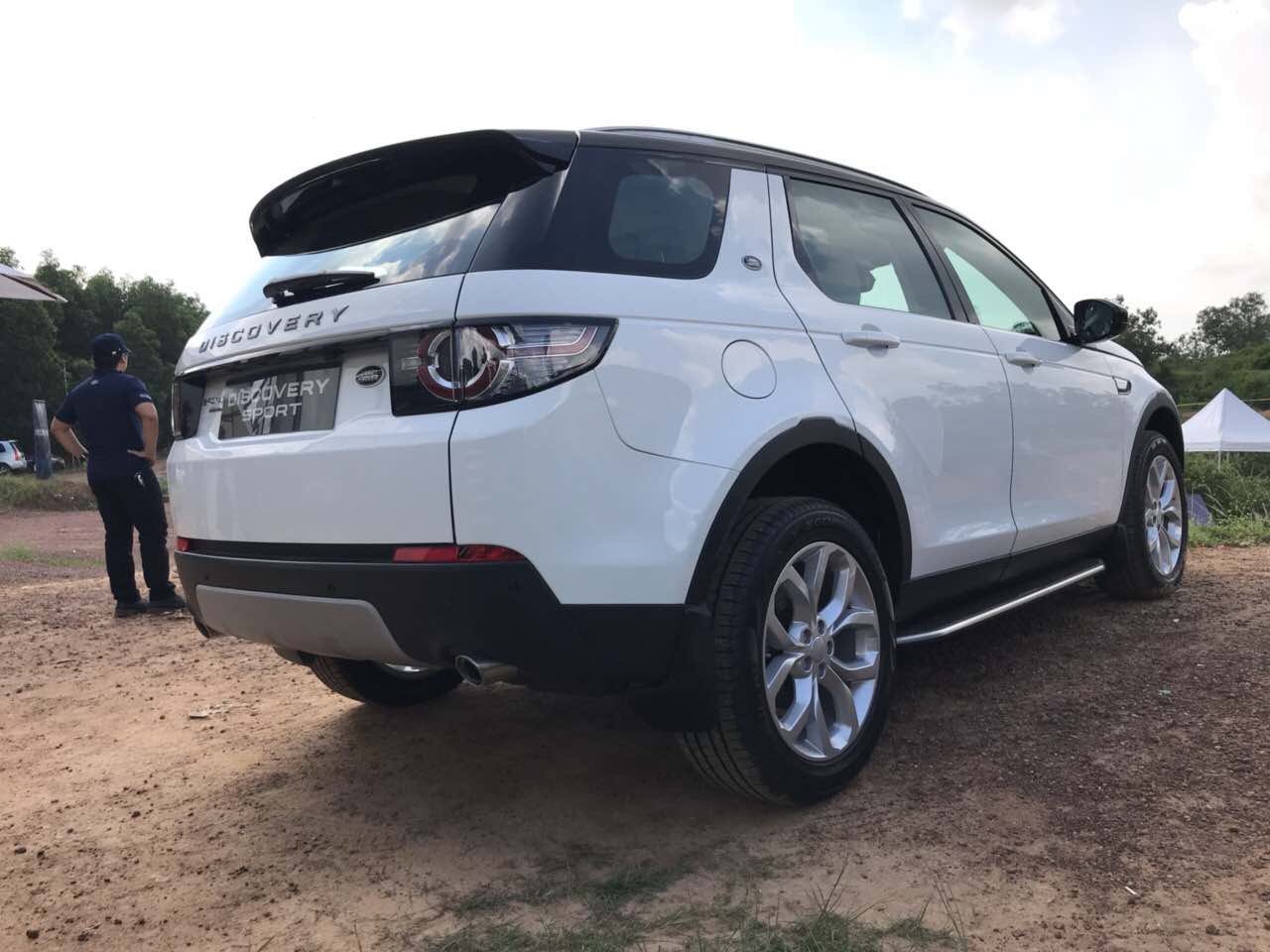 Giá Xe 5 Chỗ Land Rover Discovery SPort Màu Trắng 7 chỗ đời mới nhất 2019 Bao Nhiêu Tại Việt Nam, mẫu xe 2.0 máy xăng phiên bản tiêu chuẩn se, hse, hse luxury khác gì nhau