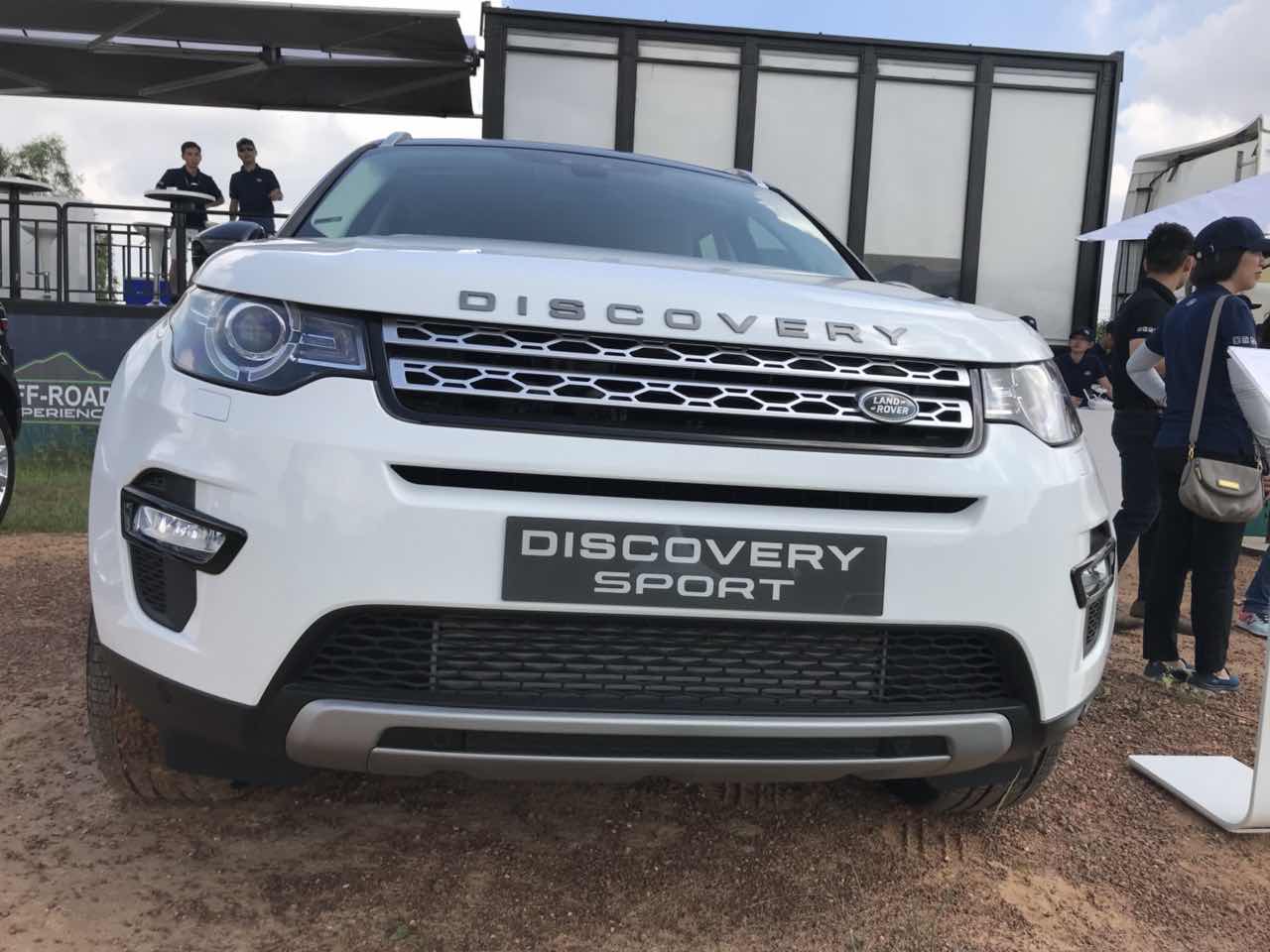 Giá Xe 5 Chỗ Land Rover Discovery SPort Màu Trắng 7 chỗ đời mới nhất 2019 Bao Nhiêu Tại Việt Nam, mẫu xe 2.0 máy xăng phiên bản tiêu chuẩn se, hse, hse luxury khác gì nhau