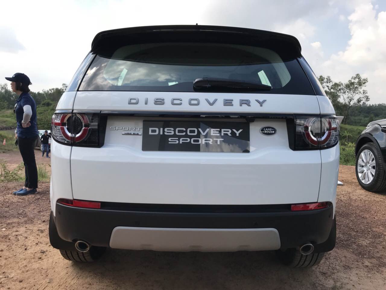 Giá Xe 5 Chỗ Land Rover Discovery SPort Màu Trắng 7 chỗ đời mới nhất 2019 Bao Nhiêu Tại Việt Nam, mẫu xe 2.0 máy xăng phiên bản tiêu chuẩn se, hse, hse luxury khác gì nhau