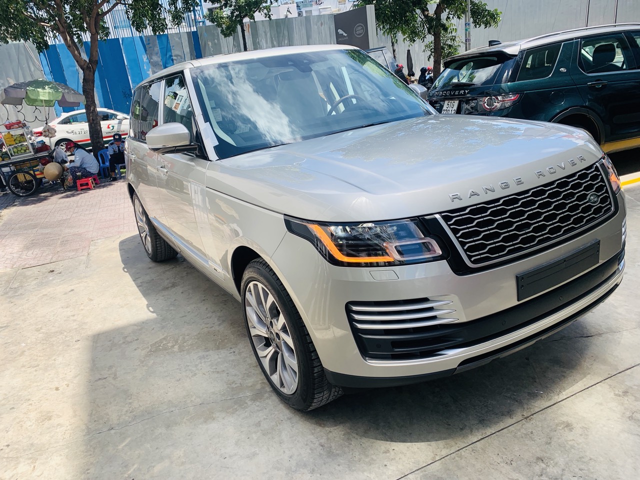 Giá Xe Range Rover Vogue 3.0 Supercharged Đời Mới Nhất Tại Việt Nam model 2020 nhiêu tiền, hiên tai giá là 8,899 triệu đồng tại hãng