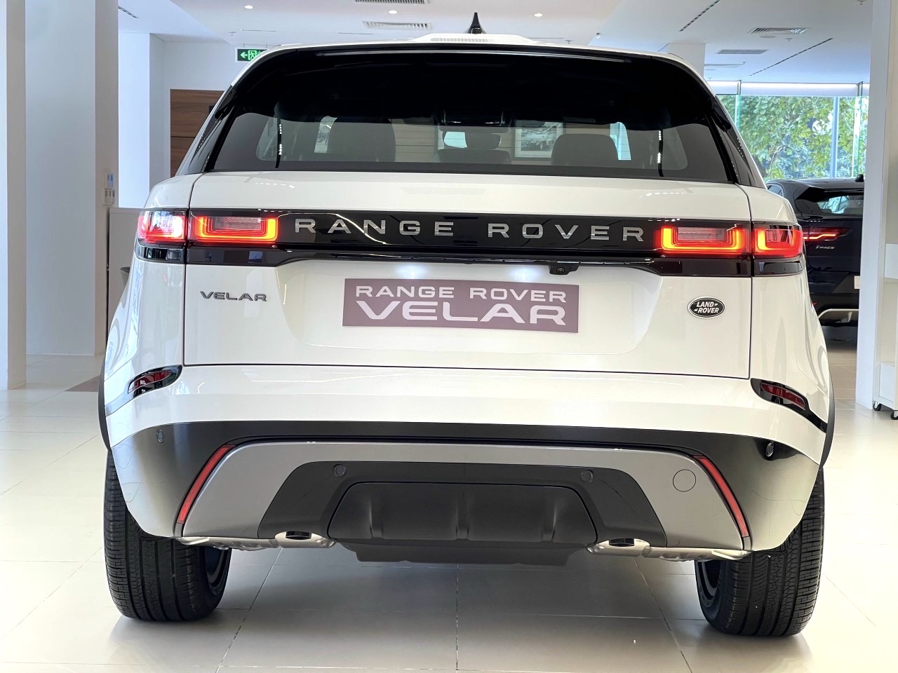 đuôi xe range rover 2023 velar màu trắng 