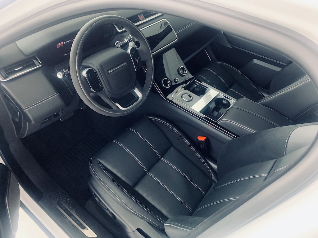 nội thất màu đen Mẫu Xe 5 Chỗ Range Rover Velar Có Giá Từ 4 Tỷ 099 Triệu S đến 5 tỷ 499 triệu phiên bản R-Dynamic SE. SUV Velar 2.0 Màu Trắng Đời 2019 Model 2020