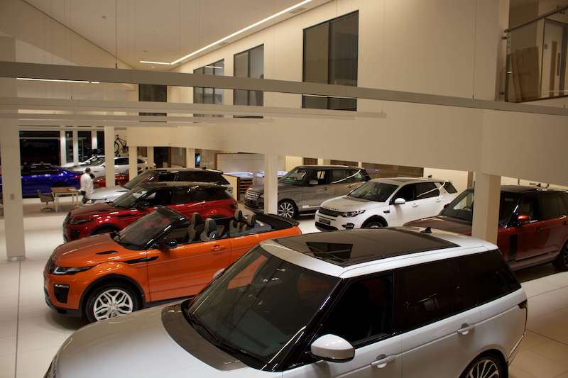 Địa Chỉ Showroom Land Rover Jaguar SR mới tại Paragon, số 3 Đường Nguyễn Lương Bằng, Phú Mỹ Hưng, Quận 7, TP HCM có trưng bày  đầy đủ các mẫu xe 5 và 7 chỗ của thương hiêu nhập anh quốc