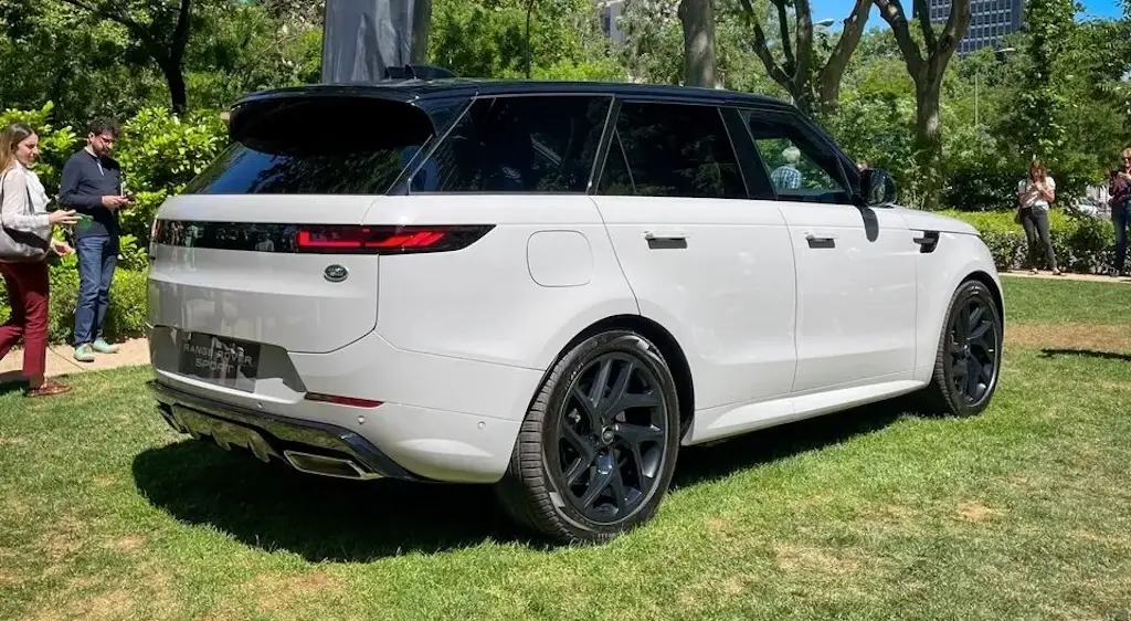 Xe Range Rover Sport Đời Mới 2023 7 Chỗ Giá Bao Nhiêu
