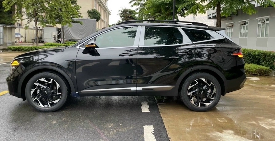 Kia Sportage Hoàn Toàn Mới phần bên hông của xe 5 chỗ