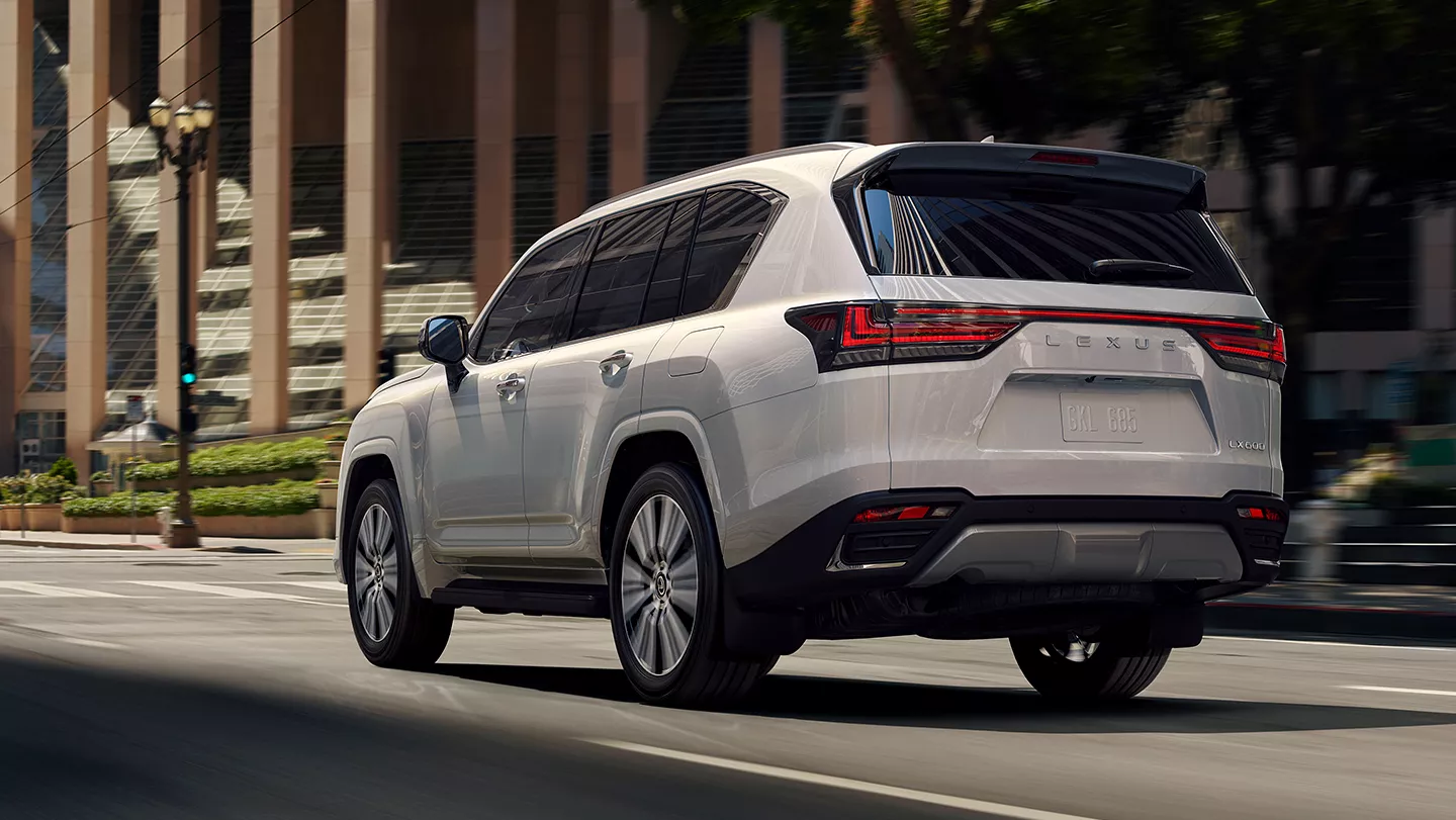 phía sau của lexus lx600 đời mới