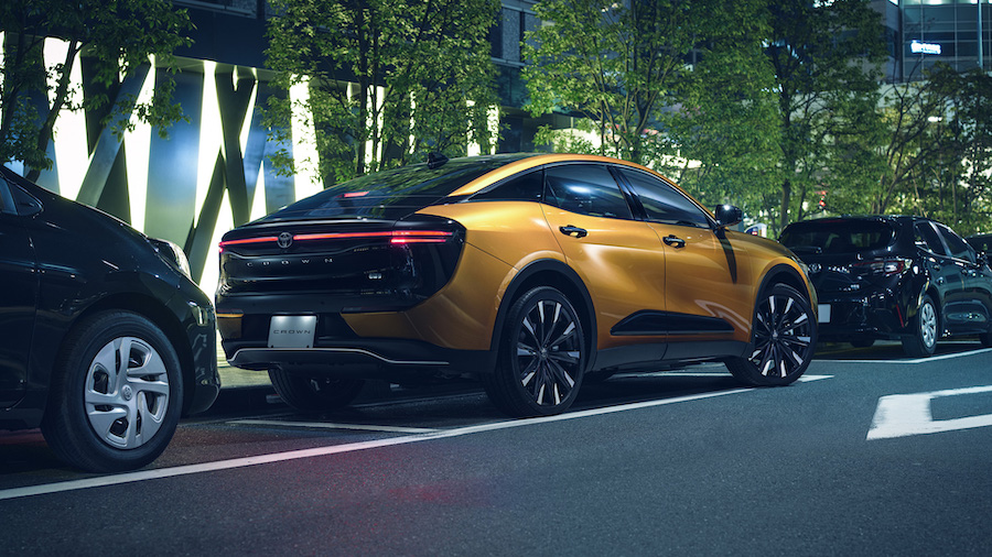 hình ảnh xe toyota crown màu vàng