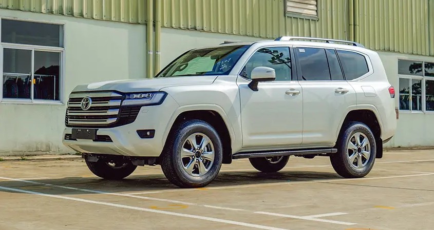 Xe 7 Chỗ Toyota Land Cruiser 2023 Ngoại thất phần đuôi xe thấy rõ nét của Land Cruiser 2023